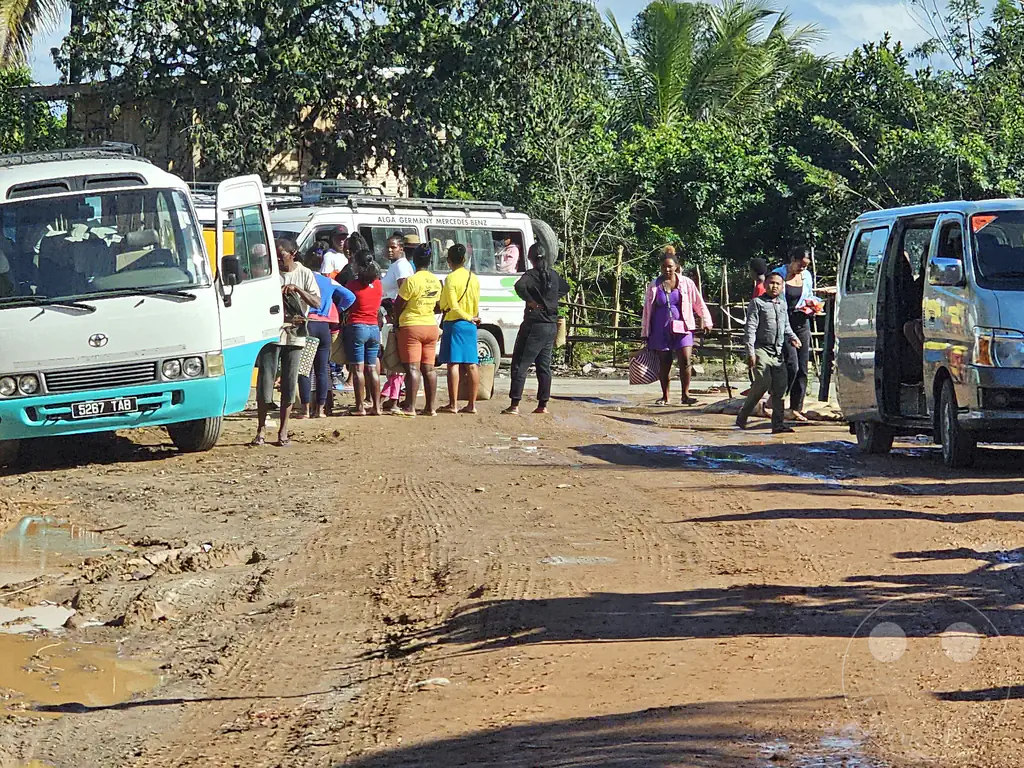 Madagaskar - Manambolo - Streetlife - Taxi-Brousse