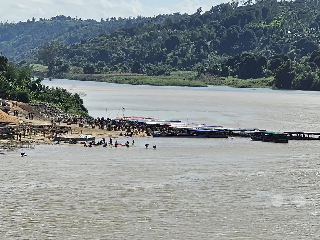 Madagaskar - Ampasimanolotra - Streetlife - Fluss Rianila - Waschtag - Schiffsanleger