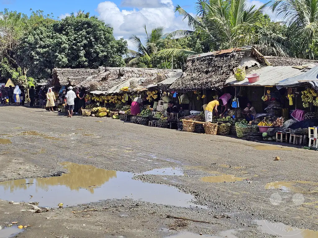 Madagaskar - Antsampanana - Streetlife - Verkaufsstände - Nonnen