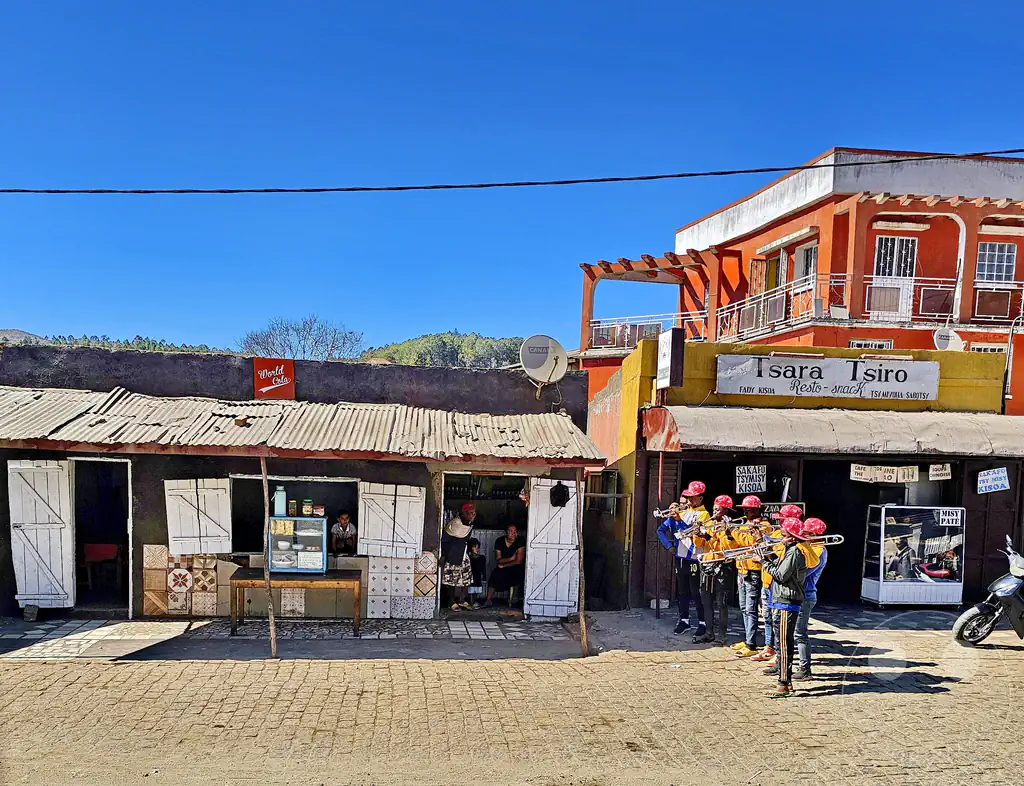 Madagaskar - Behenjy - Streetlife - Band mit Trompeten
