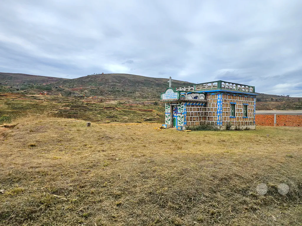 Madagaskar - Antsampanimahazo - Familiengrabstätte