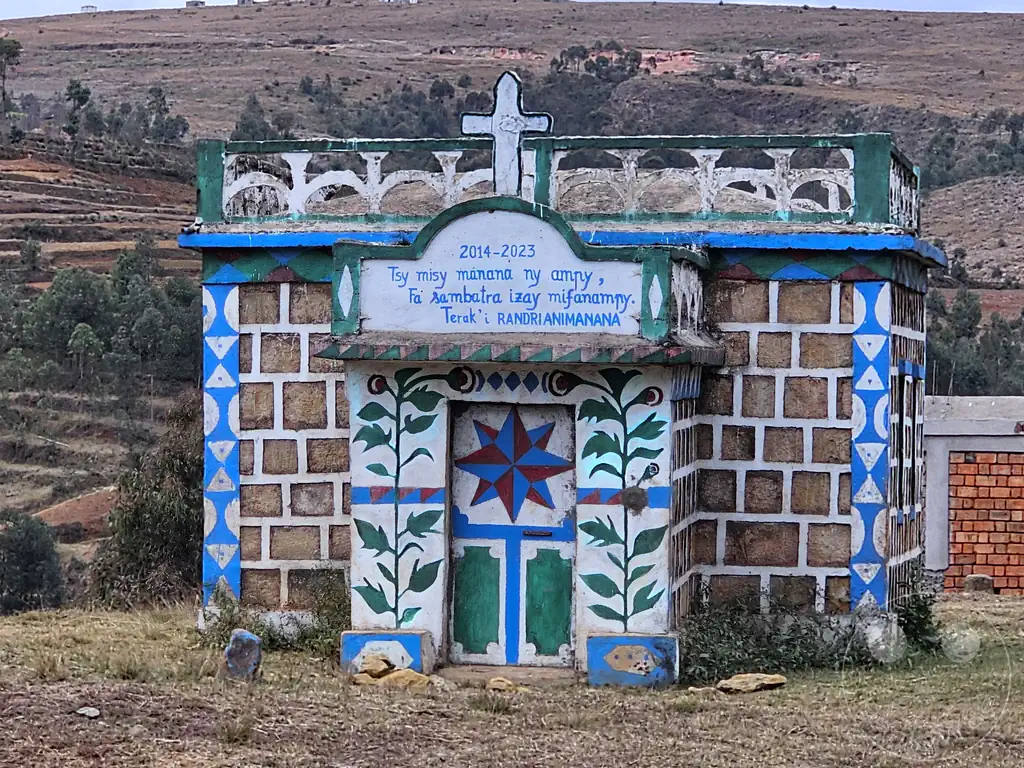 Madagaskar - Antsampanimahazo - Familiengrabstätte
