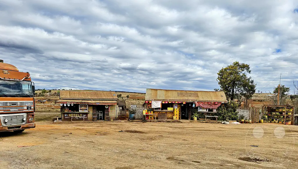 Madagaskar - Antsampanimahazo - Streetlife - Verkaufsstand und Hotel