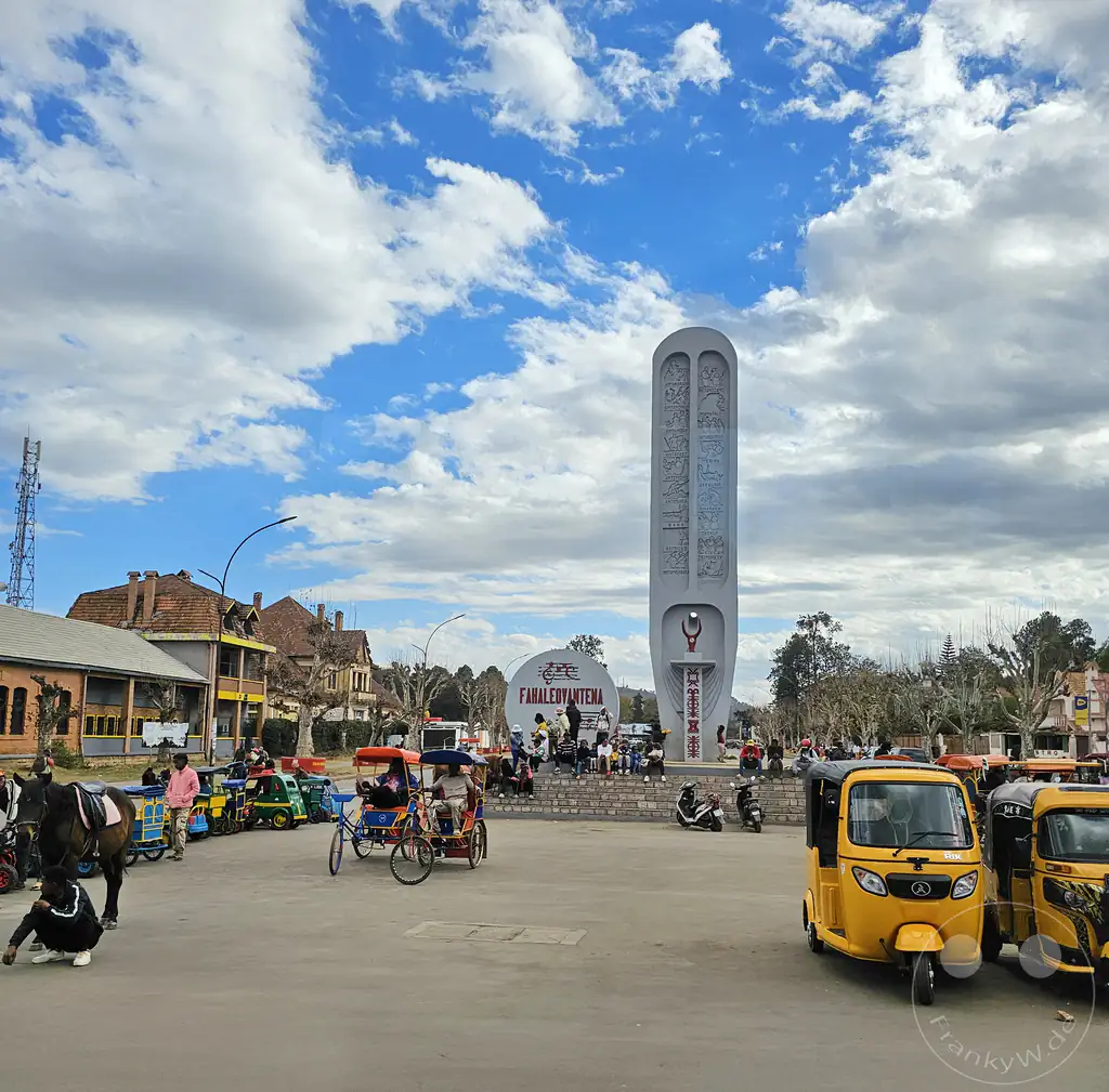 Madagaskar - Antsirabe - Streetlife - Fahaleovantena Tribes Monument - Säule mit den Namen der 18 Stämme Madagaskars