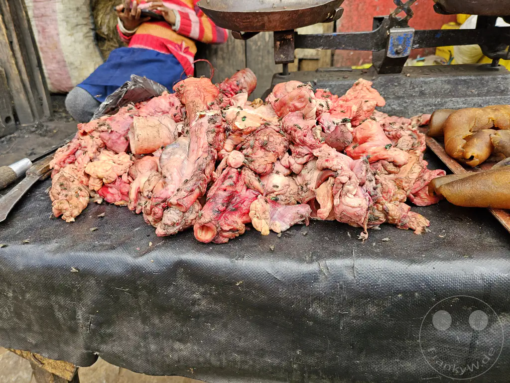 Madagaskar - Antsirabe - Streetlife - Fleischerei - Fleisch mit "Rosinen"