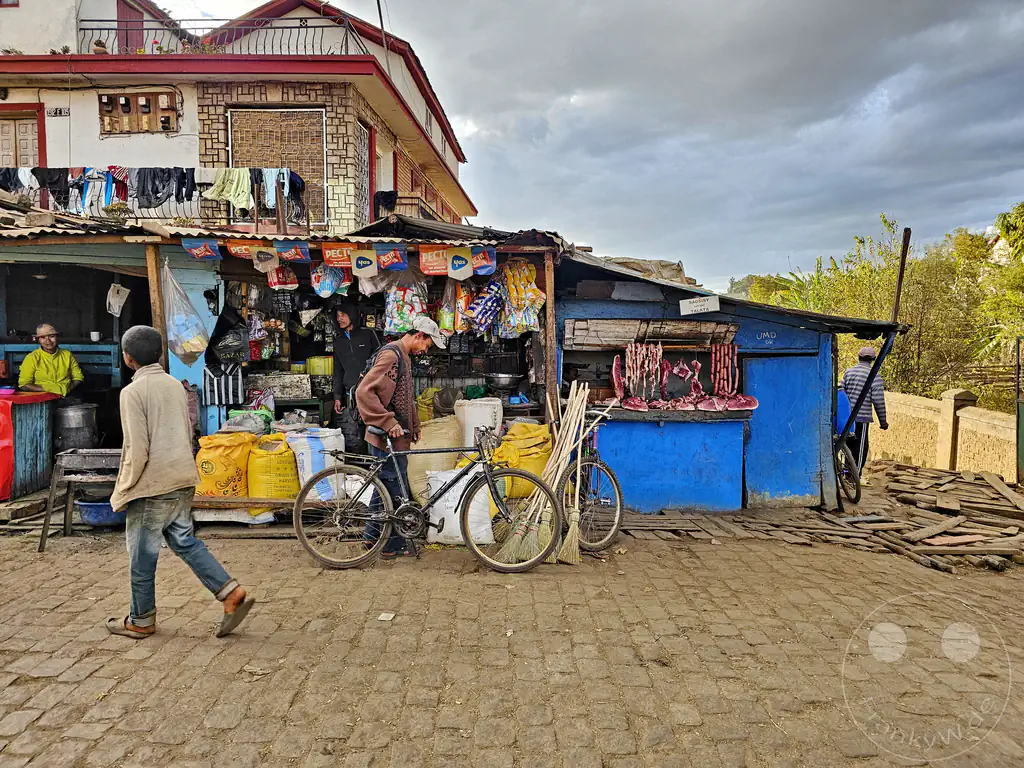 Madagaskar - Antsirabe - Streetlife - Straßenhändler - Gemischtwaren und Fleischerei