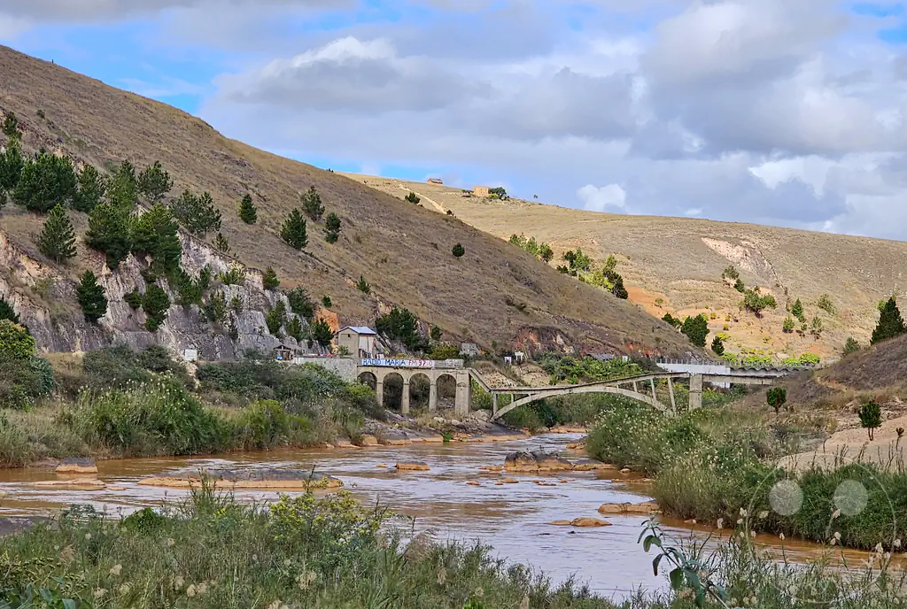Madagaskar - Ambakoana - Landschaft - Fluss Mania - zerstörte Fatihita Bridge