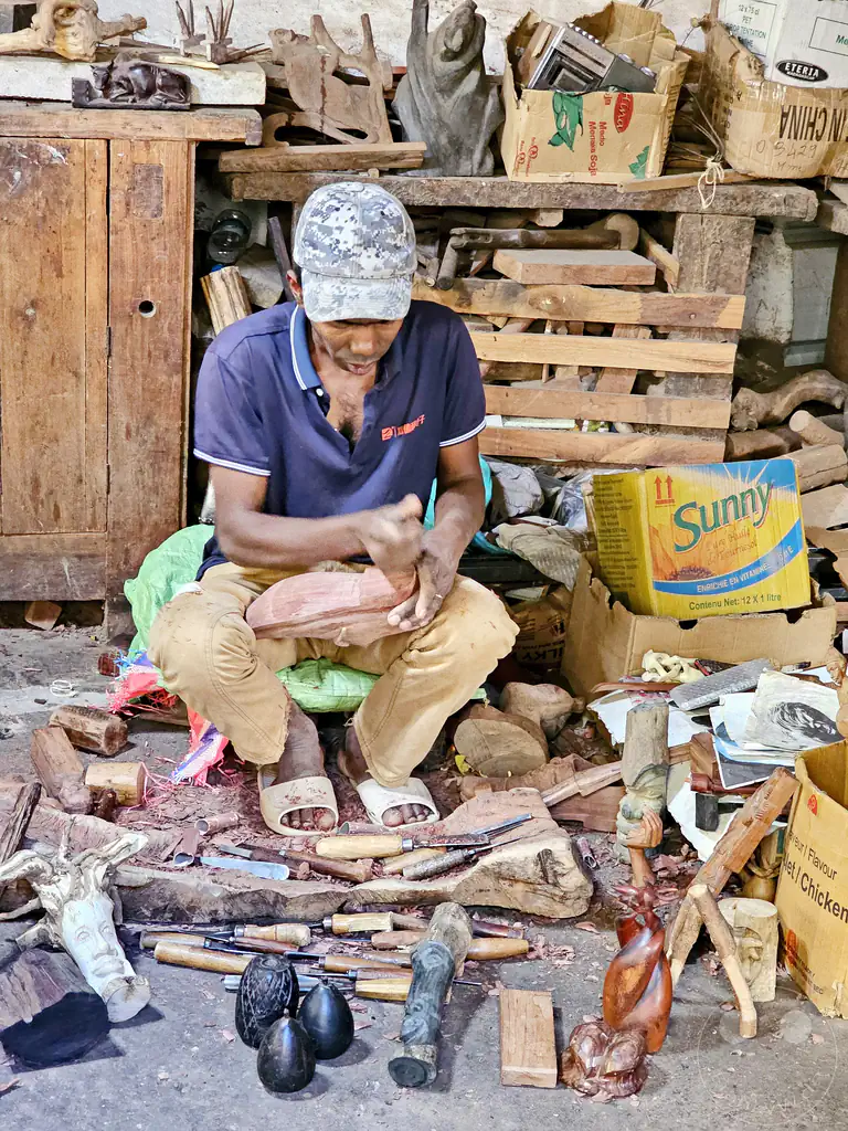 Madagaskar - Ambositra - Streetlife - Holzschnitzerei