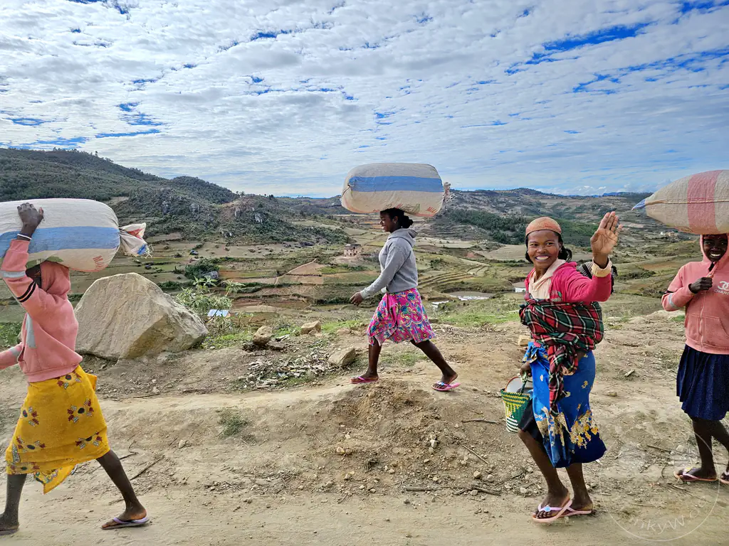 Madagaskar - Ambatofitorahana - Streetlife - Säcke auf dem Kopf
