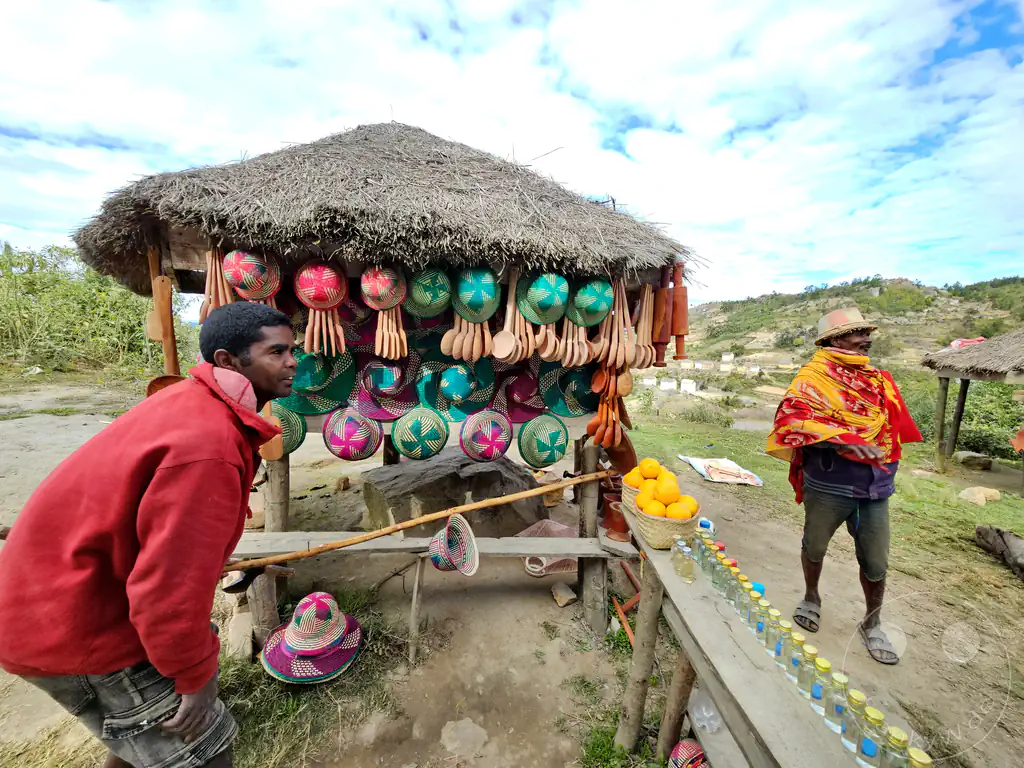 Madagaskar - Ambatofitorahana - Streetlife - traditionelle Hüte und Küchenutensilien