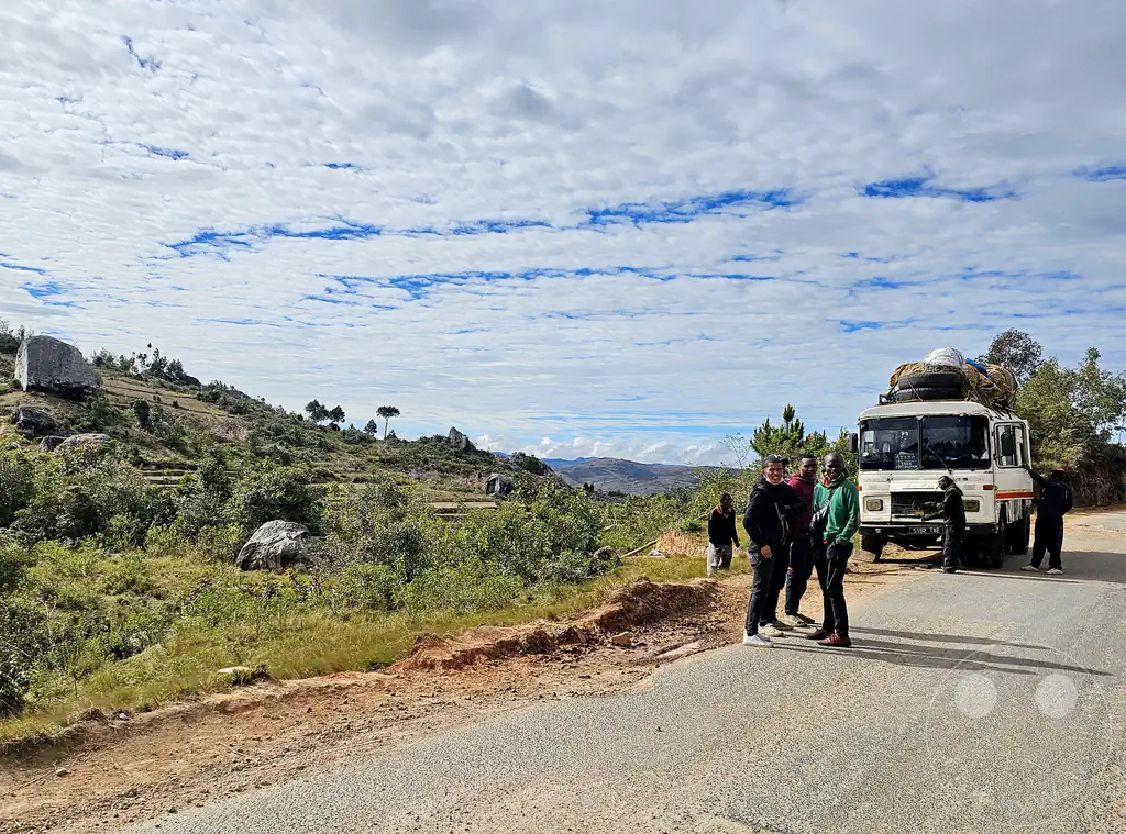 Madagaskar - Ambatofitorahana - Streetlife - Taxi-Brousse mit Kühlerschaden
