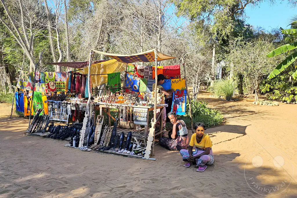 Madagaskar - Ifaty - Reniala Reserve - Botanischer Garten - Frau mit Sonnenschutz - Verkaufsstände