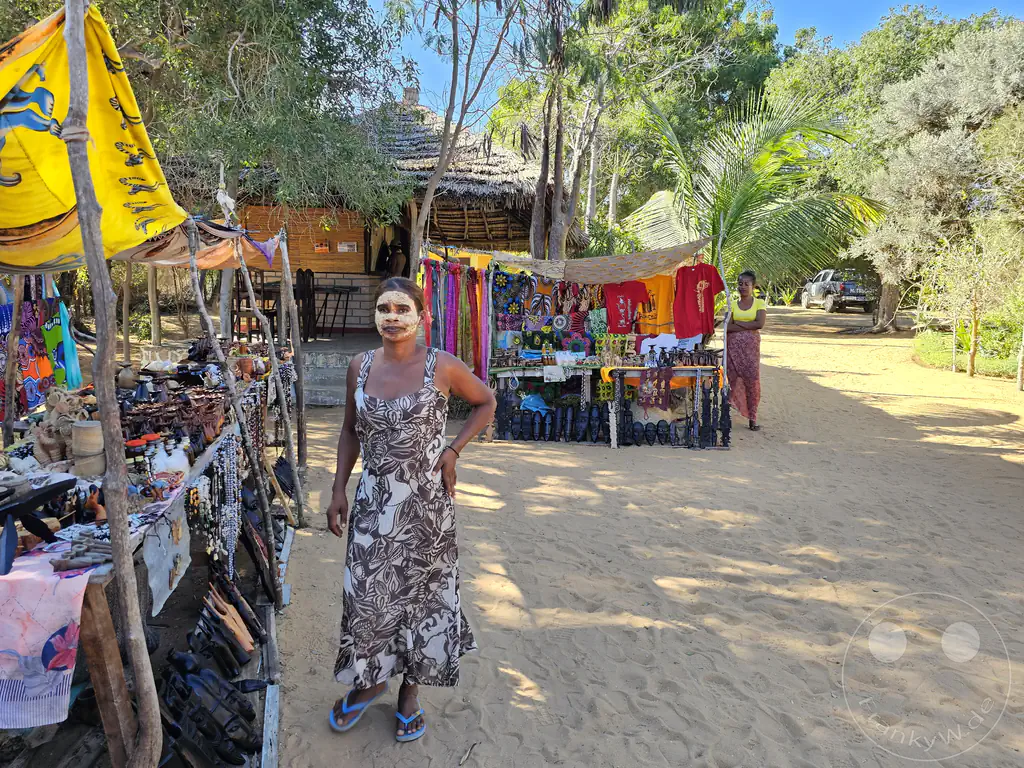 Madagaskar - Ifaty - Reniala Reserve - Botanischer Garten - Frau mit Sonnenschutz - Verkaufsstände