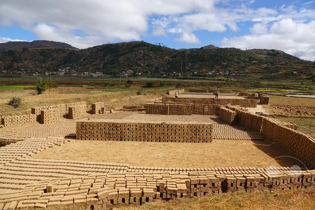 Madagaskar - Manandoana - Streetlife - Zieglbrennerei