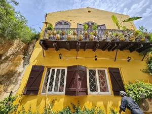 Senegal - Dakar - Insel Gorée -UNESCO-Weltkulturerbe - Haus mit gelber Fassade