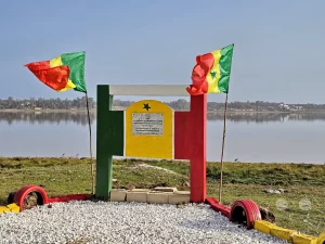 Senegal - Dakar - Lac Rose - pinker Salzsee - Denkmal für Thierry Sabine (Gründer der Rallye Dakar) am Ufer des Lac Rose