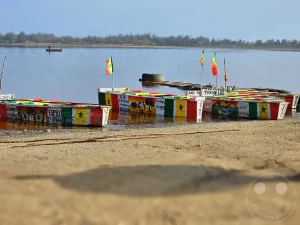 Senegal - Dakar - Lac Rose - pinker Salzsee - traditionelle senegalesische Fischerboote (Pirogen) - Salztransport