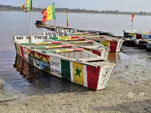 Senegal - Dakar - Lac Rose - pinker Salzsee - traditionelle senegalesische Fischerboote (Pirogen) - Salztransport