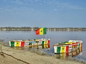 Senegal - Dakar - Lac Rose - pinker Salzsee - traditionelle senegalesische Fischerboote (Pirogen) - Salztransport