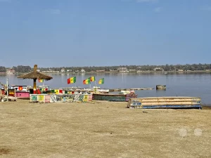 Senegal - Dakar - Lac Rose - pinker Salzsee - traditionelle senegalesische Fischerboote (Pirogen) - Salztransport