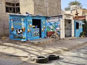 Senegal - Saint-Louis - Streetlife - Milchladen und Kleinkunstladen