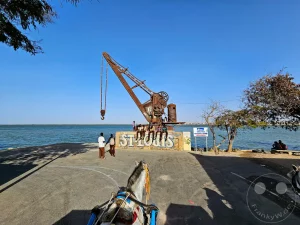 Senegal - Saint-Louis - Streetlife - historischer Hafenbereich von Saint-Louis mit Kran