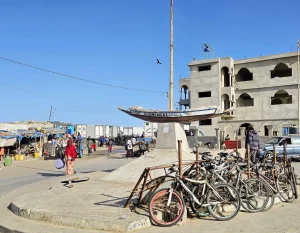 Senegal - Saint-Louis - Streetlife - Fischerviertel Guet Ndar - Pirogen-Denkmal mit Schriftzug "SOUNOUGAL"