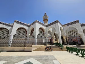 Senegal - Touba - Große Moschee von Touba - maurische Architektur mit Hufeisenbögen - "Lamp Fall"-Minarett