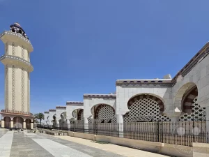Senegal - Touba - Große Moschee von Touba - maurische Architektur mit Hufeisenbögen - "Lamp Fall"-Minarett
