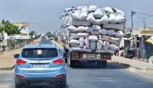 Senegal - Touba - Streetlife - LKW hoch beladen mit Säcken