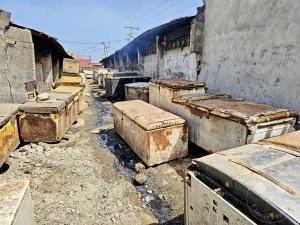 Gambia - Tanji - Fischerdorf - Streetlife - Kühlschränke