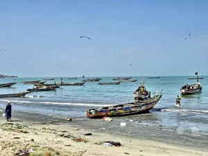 Gambia - Tanji - Fischerdorf - Streetlife - Fischerboote