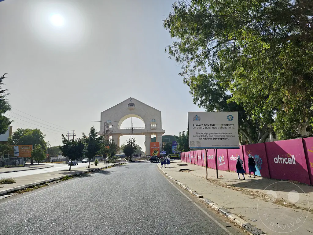 Gambia - Banjul - Arch 22 - Monumentaler Torbogen mit Aussichtsplattform