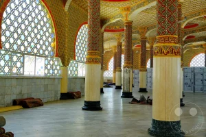 Senegal - Touba - Große Moschee von Touba - Gebetssaal - Säulenhalle - kunstvoll gestalteten Fenster