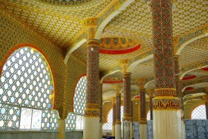 Senegal - Touba - Große Moschee von Touba - Gebetssaal - Säulenhalle - kunstvoll gestalteten Fenster