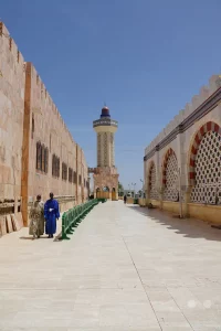Senegal - Touba - Große Moschee von Touba - Außenkorridor mit kleinem Minarett