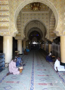 Senegal - Touba - Große Moschee von Touba - maurische Architektur - prachtvoll verzierten Arkadengänge - Gebetssaal