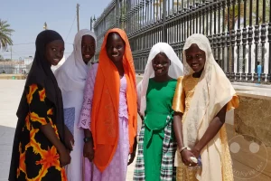 Senegal - Touba - Große Moschee von Touba - Mädchen in traditioneller, festlicher Kleidung (Boubous)