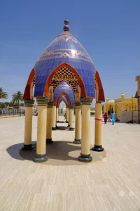 Senegal - Touba - Große Moschee von Touba - Vorplatz mit dekorativen Pavillons