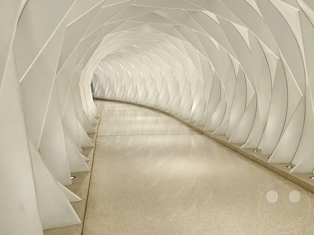VAE - Dubai - Museum of the Future - Tunnel zur Emirates Towers Metro Station