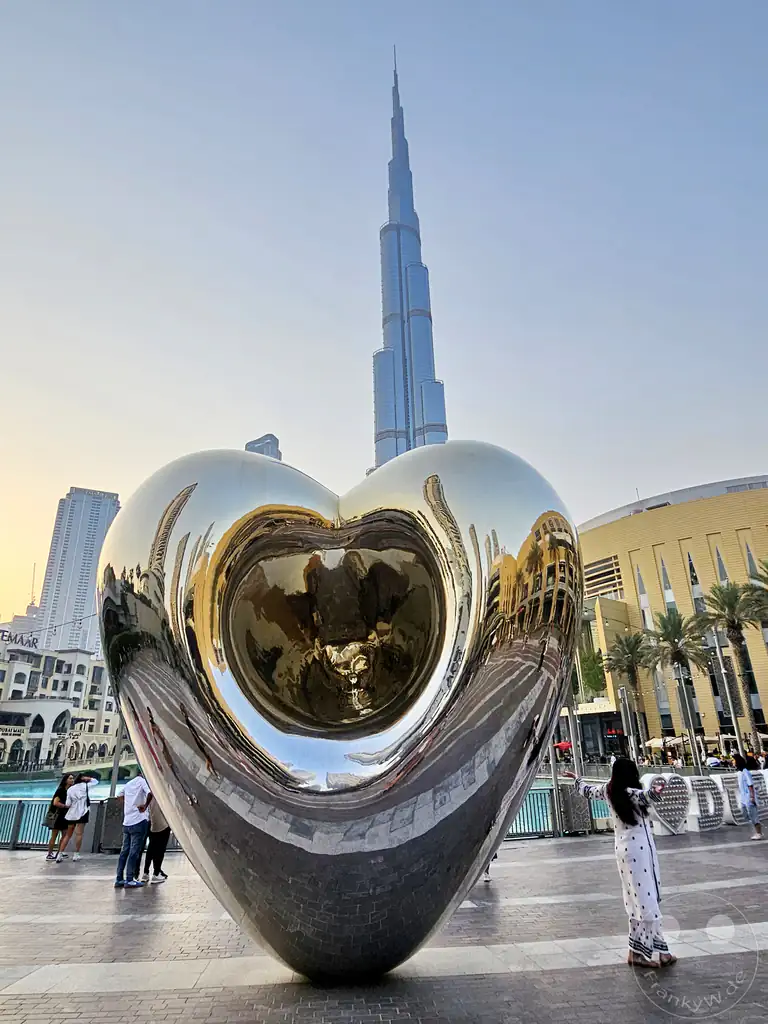 VAE - Dubai - Dubai Mall - Burj Khalifa - Dubai Fountain - Love Me Skulptur