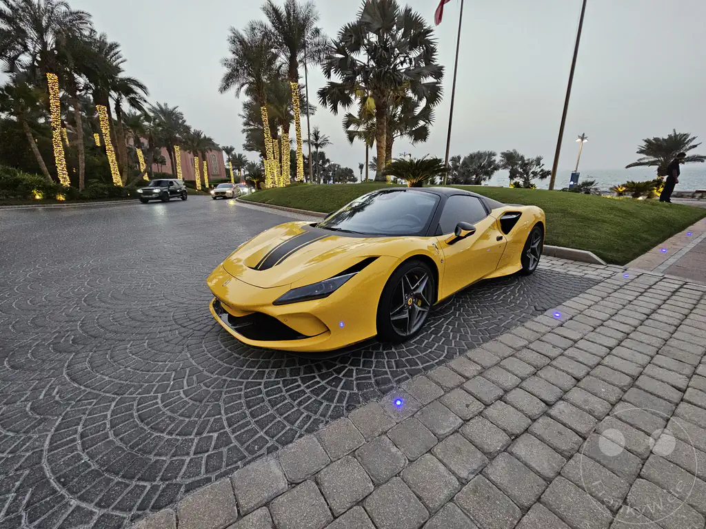 VAE - Dubai - Palm Jumeirah - Atlantis, The Palm - gelber Ferrari