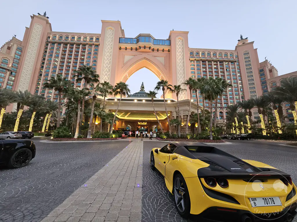 VAE - Dubai - Palm Jumeirah - Atlantis, The Palm - gelber Ferrari