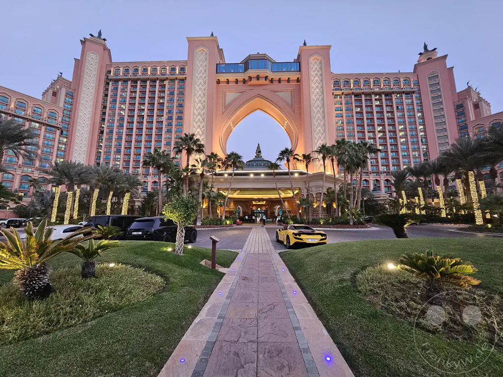 VAE - Dubai - Palm Jumeirah - Atlantis, The Palm - gelber Ferrari