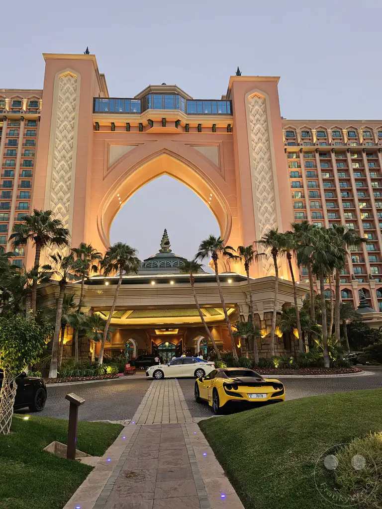 VAE - Dubai - Palm Jumeirah - Atlantis, The Palm - gelber Ferrari