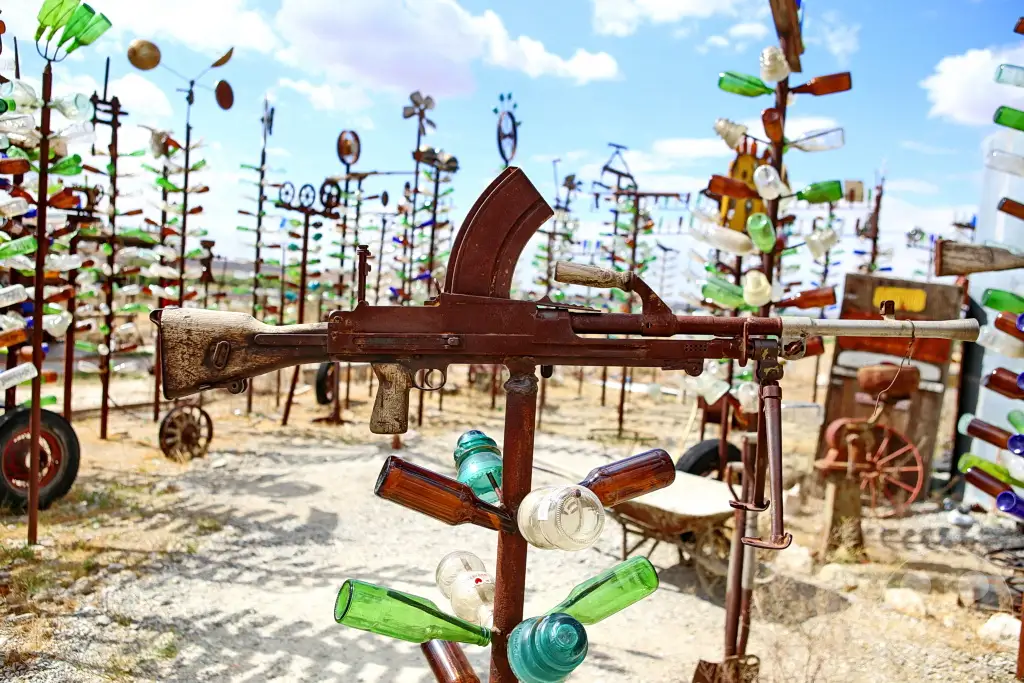 Kalifornien - Oro Grande - Elmer’s Bottle Tree Ranch