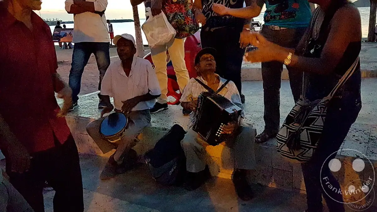 Kolumbien - Santa Marta - Hafenpromenade - Strassenmusik