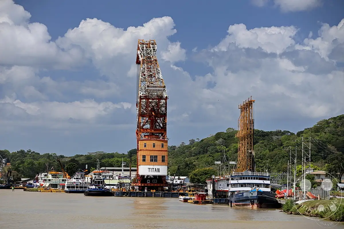 Panama City - Panama Kanal - Ladekran Titan