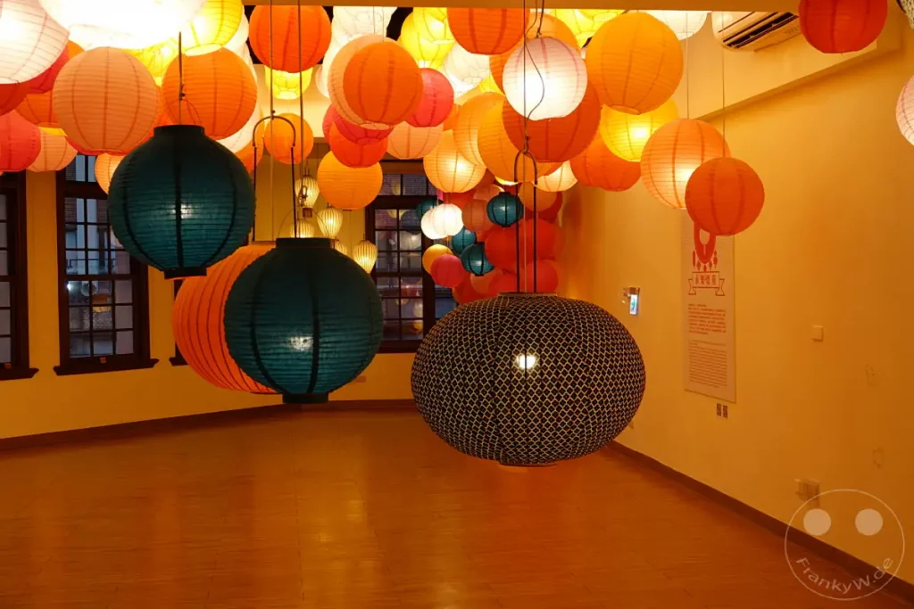 In Taipeh, Taiwan, erleuchten zahlreiche bunte Papierlaternen eine Straße in Dihua, die eine festliche und einladende Atmosphäre schaffen. Die Lampions in verschiedenen Größen und Farben hängen dicht beieinander und tauchen die Szenerie in ein warmes Licht. Diese traditionelle Dekoration sorgt für ein stimmungsvolles Ambiente, das Besucher aus aller Welt anzieht.
