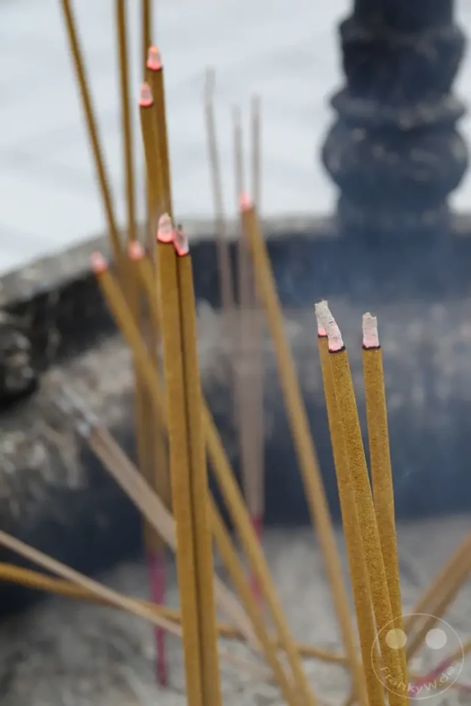 In Taipeh auf der Dihua Street brennen zahlreiche Räucherstäbchen und verströmen ihren Duft. Die Glut der glimmenden Spitzen und der aufsteigende Rauch erzeugen eine meditative und traditionsreiche Atmosphäre. Dies ist ein typischer Anblick im alten Viertel, wo alte Bräuche lebendig gehalten werden.